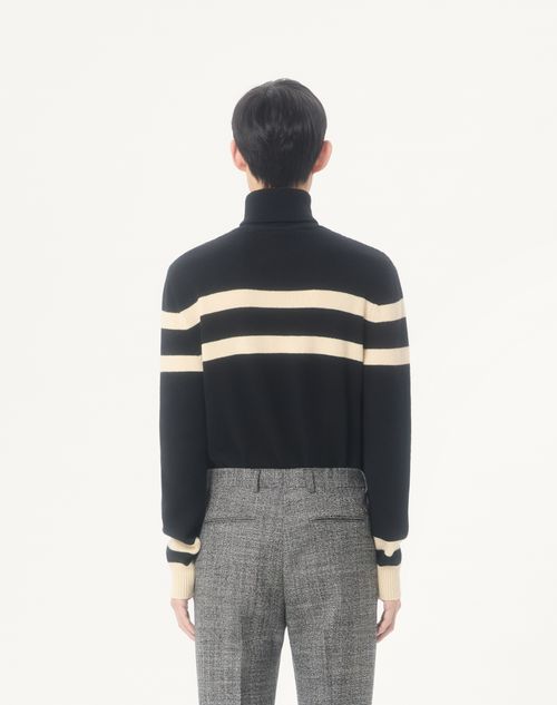 Valentino - Vロゴエンブロイダリー ウール ハイネック ニットプル - ブラック/バター - メンズ - ニット